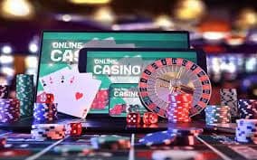 Pemain menikmati slot online amoy333 di perangkat mobile dengan nyaman dan santai